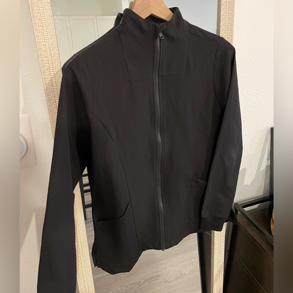 MANDALA modern scrub jacket NWOT - XS